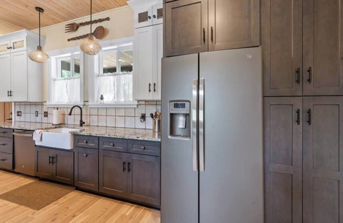 Lake Oconee Casa | Sleeps 12, Kayaks, Private dock, Large yard + More