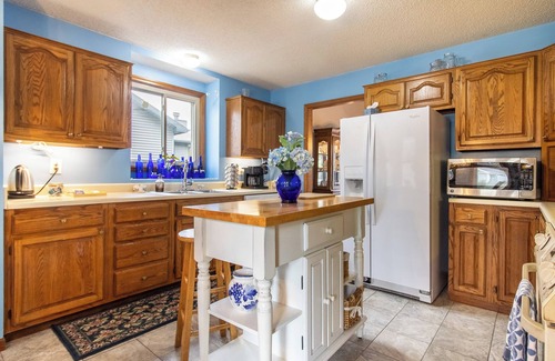Lawrence Casa | Sleeps 12! Private 3+ Bdrm Home - Backyard Oasis!