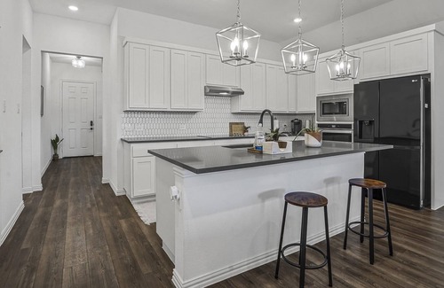 Haslet Casa | Sleeps 12-Private Yard-Charcoal Grill-Dog Friendly