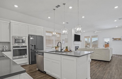 Haslet Casa | Sleeps 12-Private Yard-Charcoal Grill-Dog Friendly