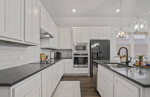Haslet Casa | Sleeps 12-Private Yard-Charcoal Grill-Dog Friendly