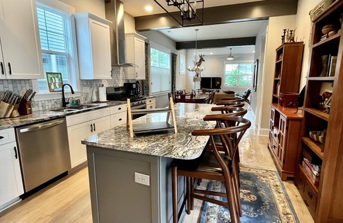 Brevard Casa | Sleeps 12, Stunning 4BR/4.5Bath Walking distance to downtown Brevard/ trails