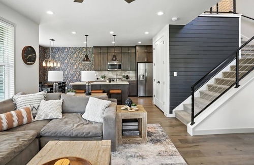 Deer Mountain Casa | Sleeps 14! Hot Tub-Games-Arcade & Balcony Views