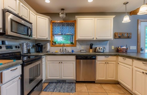 Cassville Casa | Sleeps 14-Marina, Pool, Roaring River & Table Rock