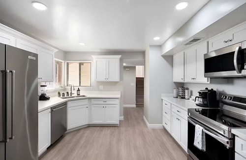 Glendale Casa | Sleeps 16 | Heated Pool, Putterball & Bocce Fun!