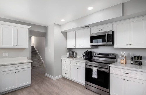 Glendale Casa | Sleeps 16 | Heated Pool, Putterball & Bocce Fun!