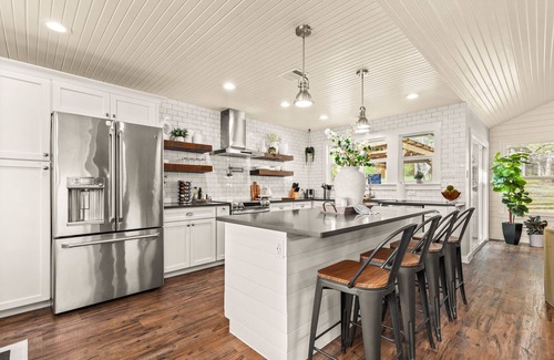 West Oak Hill Casa | Sleeps 16+ Oasis*Estate w/ Pool Hot Tub Movie