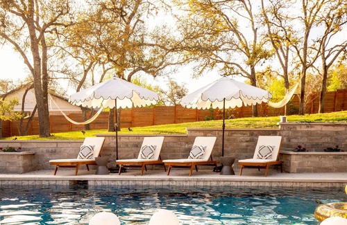 West Oak Hill Casa | Sleeps 16+ Oasis*Estate w/ Pool Hot Tub Movie