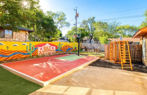 San Antonio Casa | Sleeps 18-Basketball Court-Pool-Playground-Games