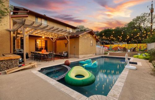 San Antonio Casa | Sleeps 18-Basketball Court-Pool-Playground-Games