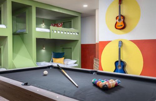 San Antonio Casa | Sleeps 18-Basketball Court-Pool-Playground-Games