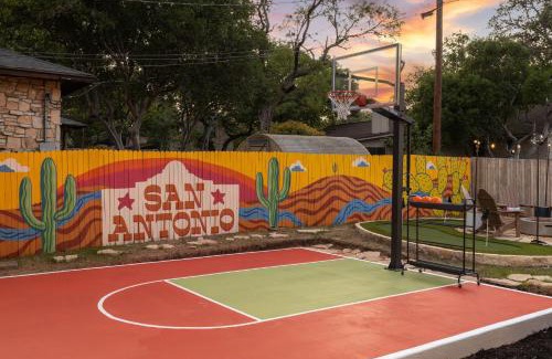 San Antonio Casa | Sleeps 18-Basketball Court-Pool-Playground-Games
