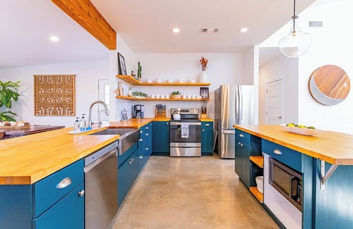 Dripping Springs Casa | Sleeps 18, Football Fave, Pool, Hot Tub, Fire Pits