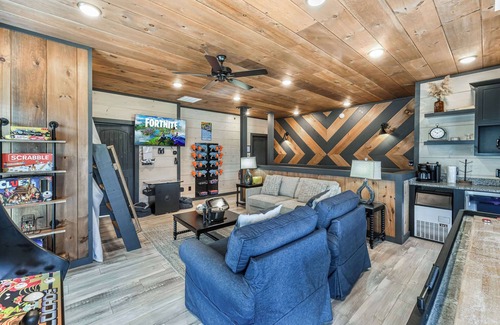 Sevierville Chalet De Esquí | Sleeps 18 | Heated Pool | Hot Tub | Mountain Views