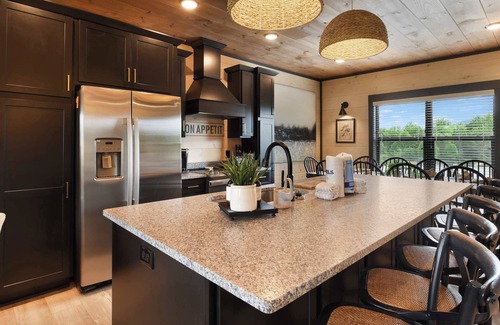 Sevierville Chalet De Esquí | Sleeps 18 | Heated Pool | Hot Tub | Mountain Views