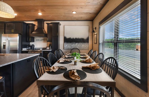 Sevierville Chalet De Esquí | Sleeps 18 | Heated Pool | Hot Tub | Mountain Views