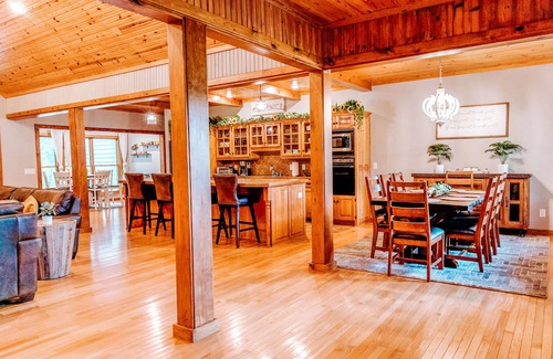 Mountain View Casa | Sleeps 18, Stunning Home, Breathtaking Views of The White River, New Furnishings
