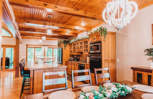 Mountain View Casa | Sleeps 18, Stunning Home, Breathtaking Views of The White River, New Furnishings