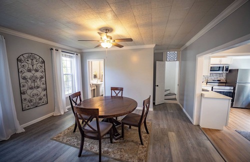 Atchison Casa | Sleeps 2 - 12 Chesterton House: Clean, Stylish, Family Friendly, and Close to BC