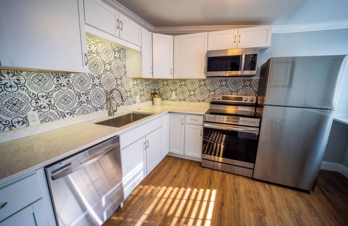 Atchison Casa | Sleeps 2 - 12 Chesterton House: Clean, Stylish, Family Friendly, and Close to BC