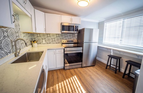 Atchison Casa | Sleeps 2 - 12 Chesterton House: Clean, Stylish, Family Friendly, and Close to BC