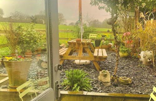 Snitterfield Casa | Sleeps 2 Cottage -Private Garden - Log burner