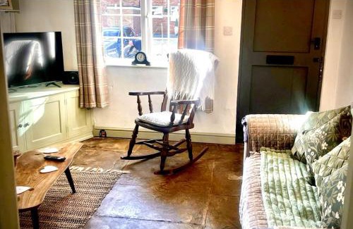 Snitterfield Casa | Sleeps 2 Cottage -Private Garden - Log burner