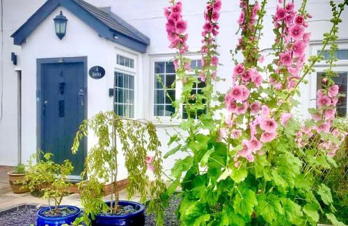 Snitterfield Casa | Sleeps 2 Cottage -Private Garden - Log burner