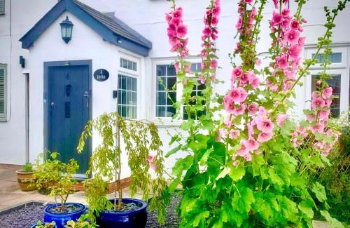 Snitterfield Casa | Sleeps 2 Cottage -Private Garden - Log burner