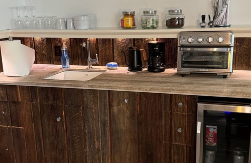 West of Town Apartamento | Sleeps 2+, newly renovated suite, kitchenette.