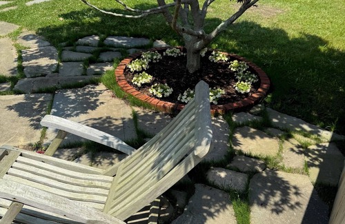 West of Town Apartamento | Sleeps 2+, newly renovated suite, kitchenette.