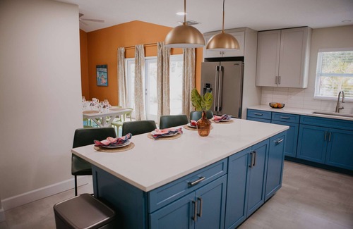 Palma Sola Casa | Sleeps 20 | Games | Basketball | Pool | Movie Room