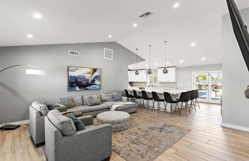 Waltann Casa | Sleeps 20 Heated Pool Games Fire Pit Dog Friendly