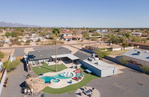 Waltann Casa | Sleeps 20 Heated Pool Games Fire Pit Dog Friendly