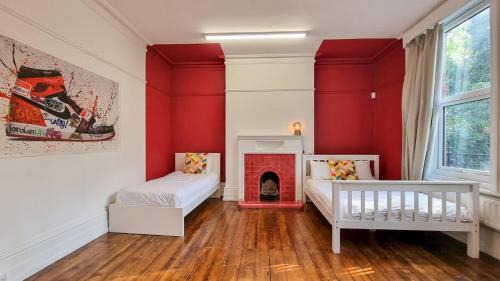 Ashton-under-Lyne Casa | Sleeps 20 Stunning Ashton Mansion