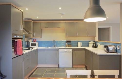 Chedworth Casa | Sleeps 22, 11 Bedrooms, Dogs Welcome, No Smoking, Wood burner, Wi-Fi, Garden, Games Room