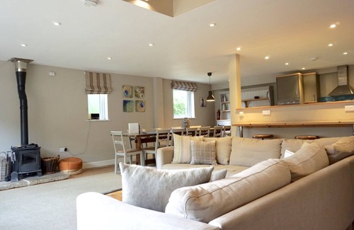 Chedworth Casa | Sleeps 22, 11 Bedrooms, Dogs Welcome, No Smoking, Wood burner, Wi-Fi, Garden, Games Room