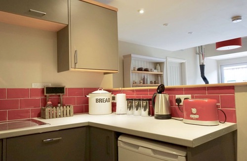 Chedworth Casa | Sleeps 22, 11 Bedrooms, Dogs Welcome, No Smoking, Wood burner, Wi-Fi, Garden, Games Room