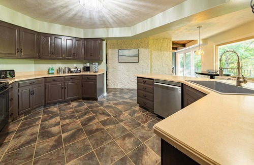 Rockford Casa | Sleeps 22~Hot Tub~Gameroom~Theater~Gym~Lake Views
