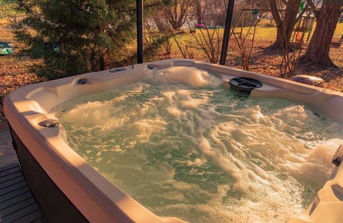 Rockford Casa | Sleeps 22~Hot Tub~Gameroom~Theater~Gym~Lake Views