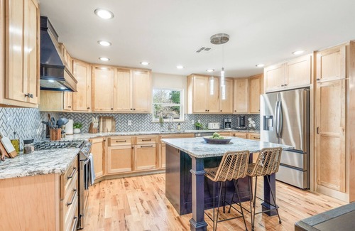 Broken Arrow Casa | Sleeps 22—Pickleball~Hot Tub~Pool Table~Games