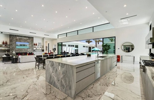 Indio Villa | Sleeps 23 | Luxury Villa w/ Pool, Hot Tub & Pickleball Court | Bravo Villa #10
