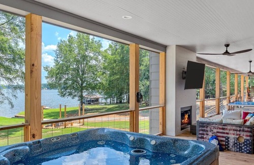 Homer Casa | Sleeps 24, HGTV Quality, Private Cul-de-sac Lakehouse on Lake Claiborne