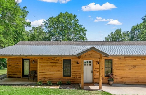 Homer Casa | Sleeps 24, HGTV Quality, Private Cul-de-sac Lakehouse on Lake Claiborne