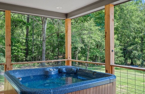 Homer Casa | Sleeps 24, HGTV Quality, Private Cul-de-sac Lakehouse on Lake Claiborne