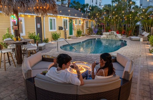 Madeira Beach Apartamento | Sleeps 24! Steps to the Beach! Outdoor Pool Entire Resort