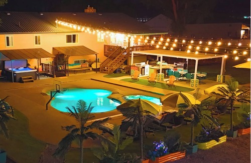 Post Falls Casa | Sleeps 25, Swimming pool, pickleball, hot tub, arcade, basketball, playground