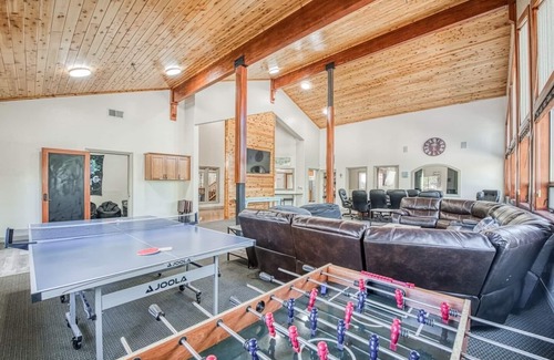 Musick Ridge Cabina | Sleeps 26 people.. 1 of a kind Lodge... Large families, team bonding, retreats!