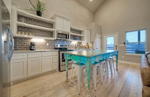 Flour Bluff Casa | Sleeps 28 | 2 Homes w/ Boat Dock & Waterfront Pool | Laguna Village Haven