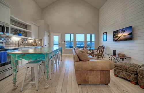 Flour Bluff Casa | Sleeps 28 | 2 Homes w/ Boat Dock & Waterfront Pool | Laguna Village Haven